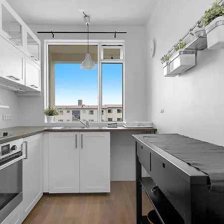 Bright 1br With A View Appartement